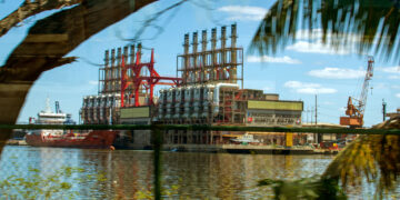 Central flotante turca en La Habana. Foto: Otmaro Rodríguez / Archivo.