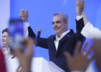 El actual presidente dominicano Luis Abinader, celebra con sus seguidores tras ser reelegido presidente de República Dominicana, durante un acto en Santo Domingo, el 19 de mayo de 2024. Foto: Bienvenido Velasco / EFE.