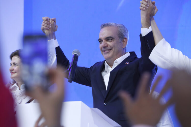 El actual presidente dominicano Luis Abinader, celebra con sus seguidores tras ser reelegido presidente de República Dominicana, durante un acto en Santo Domingo, el 19 de mayo de 2024. Foto: Bienvenido Velasco / EFE.