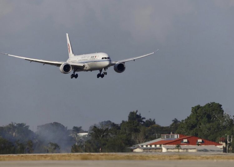 Llegada del primer vuelo de Air China a La Habana, el 17 de mayo de 2024. Foto: Naturaleza Secreta / Perfil de Facebook de Eduardo Rodríguez Dávila.