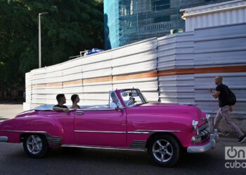 Turistas en La Habana. Foto: Alejandro Ernesto / Archivo.