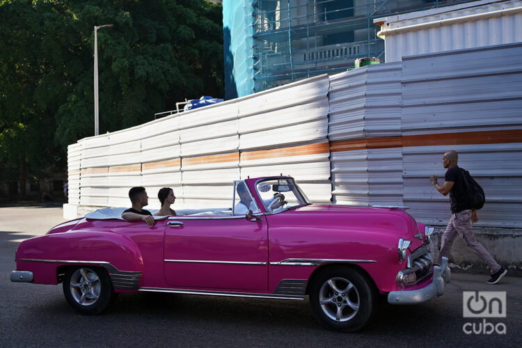 Turistas en La Habana. Foto: Alejandro Ernesto / Archivo.