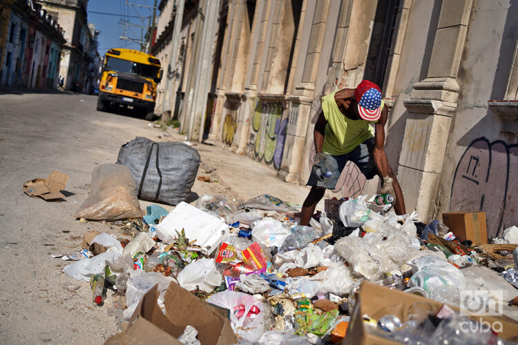 Un anciano hurga en la basura. Tristemente una imagen que se repite. Foto: Alejandro Ernesto.