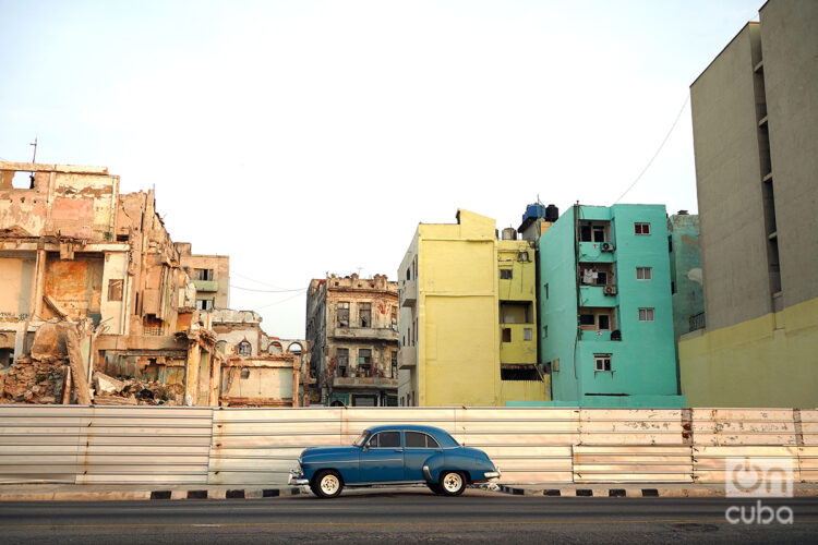 Derrumbes y almendrones, parte del decadente encanto de La Habana. Foto: Alejandro Ernesto.