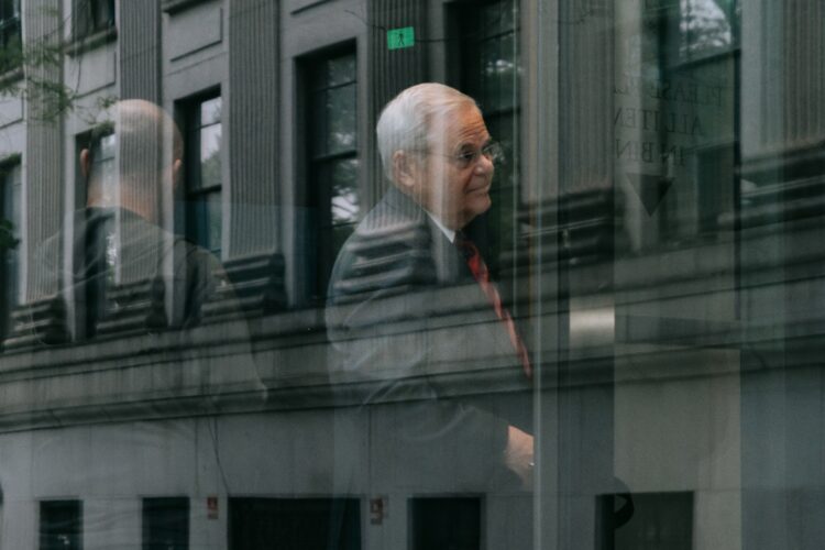 Bob Menéndez reflejado en los cristales al llegar a la Corte este lunes. Foto: OLGA FEDOROVA/EFE/EPA.