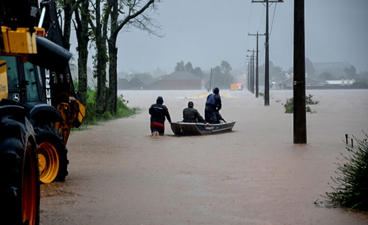 Un grupo de personas se transportan en una bote en una calle inundada de Santa María, Estado de Río Grande del Sur (Brasil).Foto: Joao Vilnei/Ayuntamiento de Santa Maria/EFE.