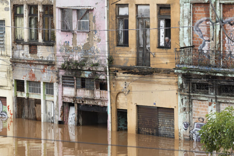 05/05/2024.- Un hombre observa desde una ventana una zona inundada este domingo, tras la crecida del lago Guaíba en la ciudad de Porto Alegre (Brasil). Foto: EFE/ Isaac Fontana