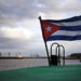 La bandera cubana ondeando en el techo de la añosa y maltrecha lanchita que cien veces al día hace el trayecto entre La Habana, Casablanca y Regla. Foto: Alejandro Ernesto.