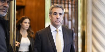 El ex abogado de Trump, Michael Cohen (D) camino a testificar en el juicio contra su ex jefe en Nueva York, 16 de mayo de 2024. Foto: EFE/EPA/Justin Lane.