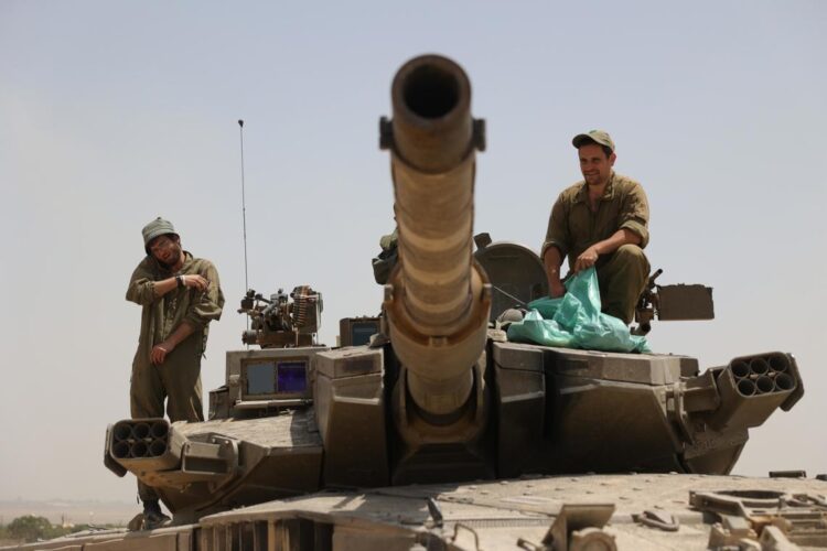 Soldados en tanques israelíes cerca de la frontera con Gaza. Foto: EPA/EFE.