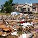 Escombros alrededor de una casa en Valley View, el domingo 26 de mayo de 2024, después de que fuertes tormentas atravesaran los condados de Denton y Cooke, en Texas. Foto: Amanda McCoy amccoy@star-telegram.com