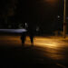 Personas caminan por una calle con poca iluminación en La Habana. Foto: Ernesto Mastrascusa / EFE.