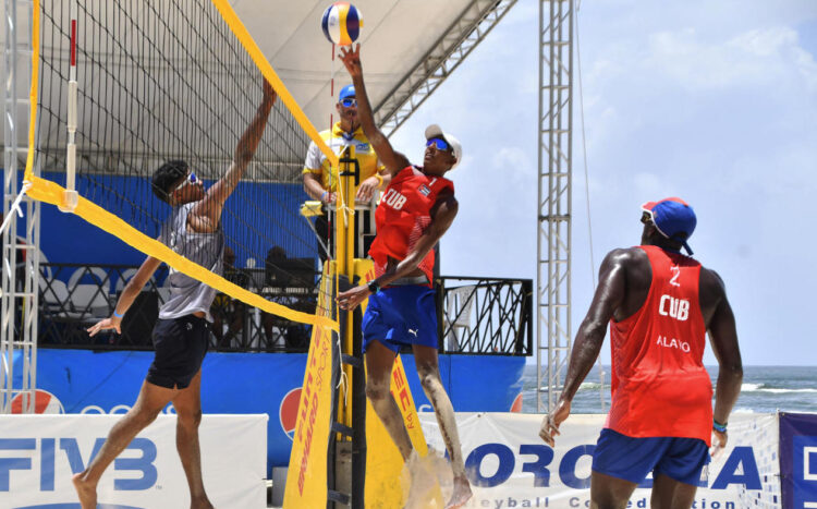 La pareja cubana de voleibol de playa, compuesta por Jorge Luis Alayo y Noslen Díaz (de rojo y azul), durante un partido. Foto: norceca.net