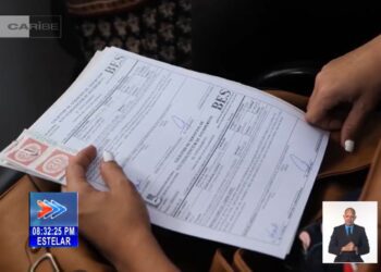 Documento a legalizar en Cuba. Foto: Captura de video de un reporte de la televisión cubana.