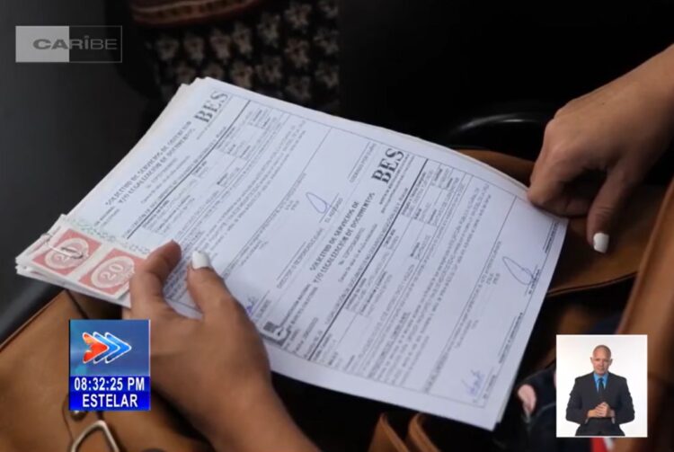 Documento a legalizar en Cuba. Foto: Captura de video de un reporte de la televisión cubana.