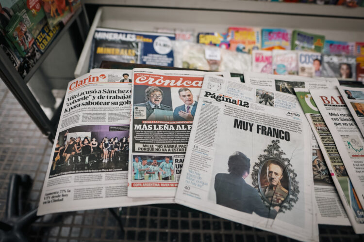 Portadas de los principales diarios argentinos que hacen referencia a Javier Milei y Pedro Sánchez, este martes en Buenos Aires. Foto: Juan Ignacio Roncoroni/EFE.