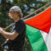 Julien Ducarroz, estudiante de Santa Rosa Junior College, porta una bandera palestina después de hablar durante una manifestación y protesta en apoyo de Gaza en el campus de Santa Rosa. Foto: Chad Surmick / The Press Democrat.