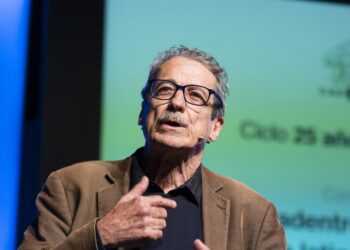 Fernando Pérez en Casa América, en 2017, durante su conferencia “Mar Adentro, 25 años de cine Latinoamericano”. Foto: casamerica.es.