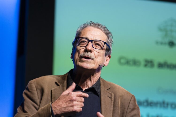 Fernando Pérez en Casa América, en 2017, durante su conferencia “Mar Adentro, 25 años de cine Latinoamericano”. Foto: casamerica.es.