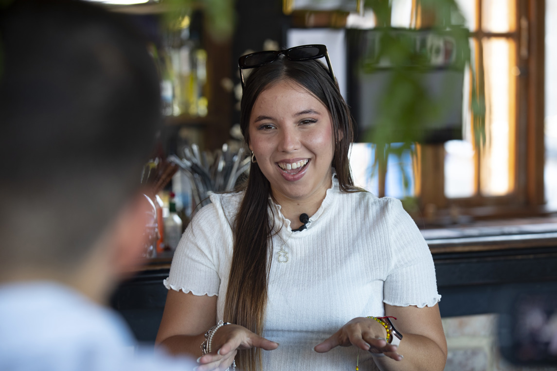 La influencer cubana Flavia Blanco habla en una entrevista con EFE,  en el bar Melodrama en La Habana. Foto: Yander Zamora / EFE.