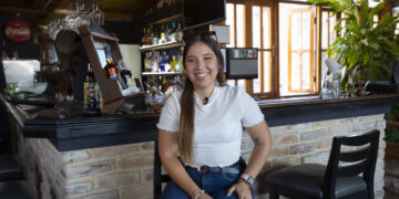 La influencer cubana Flavia Blanco habla en una entrevista con EFE, en el bar Melodrama en La Habana. Foto: Yander Zamora / EFE.