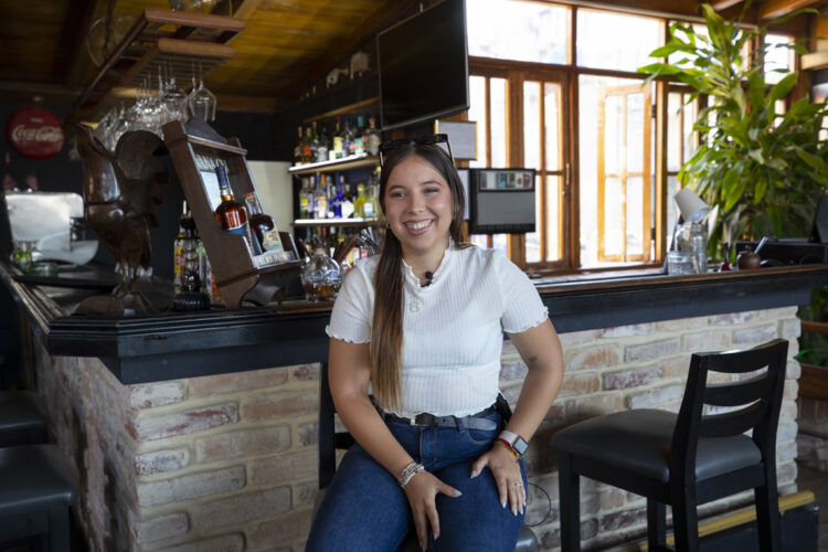 La influencer cubana Flavia Blanco habla en una entrevista con EFE, en el bar Melodrama en La Habana. Foto: Yander Zamora / EFE.