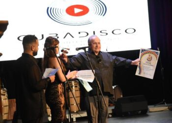 Frank Fernández recibe el Gran Premio Cubadisco 2024. Foto: PL.