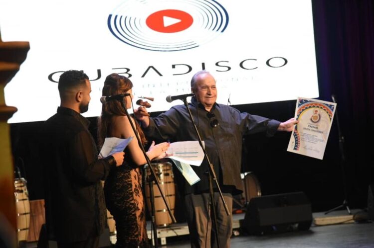 Frank Fernández recibe el Gran Premio Cubadisco 2024. Foto: PL.