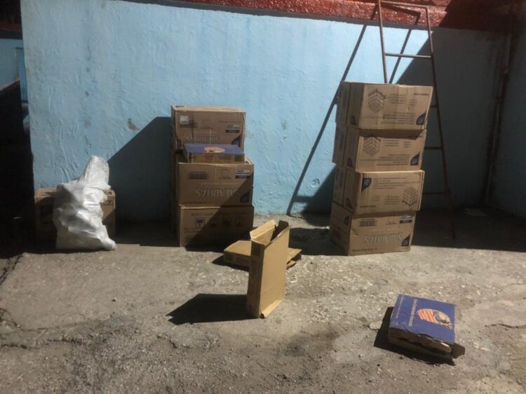 Parte de las 50 cajas de leche condensada y 21 recipientes con galletas importadas valoradas en más de dos millones de pesos. Foto: CMHW.