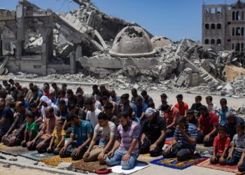 Ciudadanos palestinos desplazados durante la oración del viernes en las ruinas de la Mezquita Al-Islam, destruida en un ataque aéreo israelí en Khan Yunis, sur de la Franja de Gaza, 24 de mayo de 2024. Foto: EFE/ Haitham Imad.