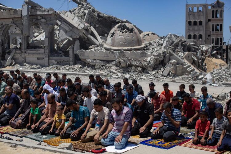 Ciudadanos palestinos desplazados durante la oración del viernes en las ruinas de la Mezquita Al-Islam, destruida en un ataque aéreo israelí en Khan Yunis, sur de la Franja de Gaza, 24 de mayo de 2024. Foto: EFE/ Haitham Imad.