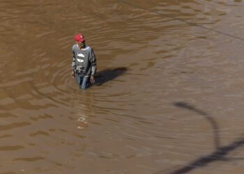 Un hombre camina frente al estádio del equipo de fútbol de Gremio el domingo 5 de mayo de 2024, en la ciudad de Porto Alegre (Brasil). Foto: EFE/ Isaac Fontana.