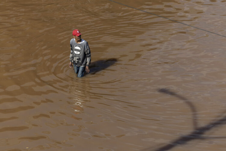 Un hombre camina frente al estádio del equipo de fútbol de Gremio el domingo 5 de mayo de 2024, en la ciudad de Porto Alegre (Brasil). Foto: EFE/ Isaac Fontana.