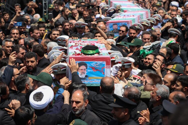 Iraníes llevan el ataúd del difunto presidente Ebrahim Raisí durante su ceremonia fúnebre en Mashhad, Irán, el 23 de mayo 2024. Foto: Presidencia Irán/EFE.