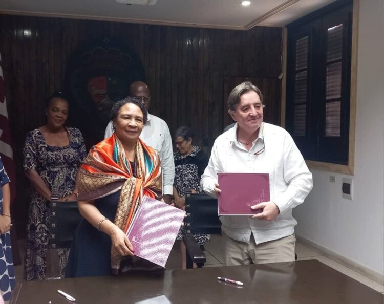 En La Universidad, García Montero y la rectora firmaron un Convenio de Colaboración. Foto: Universidad de La Habana - UH
