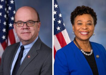 Jim McGovern y Barbara Lee, congresistas demócratas.