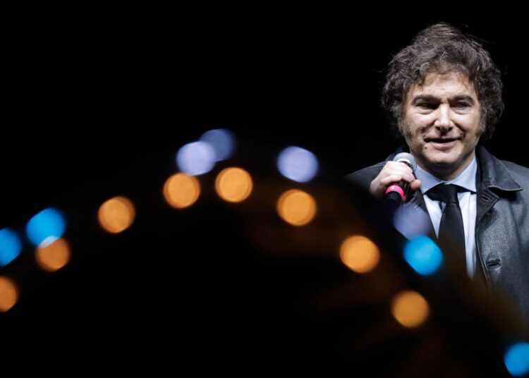 El presidente de Argentina, Javier Milei, habla durante el lanzamiento de su libro 'Capitalismo, socialismo y la trampa neoclásica' 22 de mayo de 2024, en el estadio Luna Park en Buenos Aires. Foto: EFE/ Juan Ignacio Roncoroni.