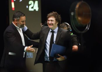 El líder de Vox, Santiago Abascal (i), junto a Javier Milei (d), tras su intervención en la convención política de Vox "Europa Viva 24" que se celebró este domingo en el Palacio de Vistalegre, en Madrid. Foto: Rodrigo Jiménez/EFE.