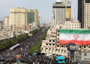 Miles de personas despiden el cuerpo de Ebrahim Raisi en Mashhad. Foto: IRANIAN PRESIDENCY/EFE/EPA.