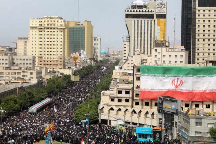 Miles de personas despiden el cuerpo de Ebrahim Raisi en Mashhad. Foto: IRANIAN PRESIDENCY/EFE/EPA.