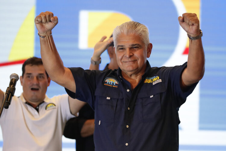 El presidente electo de Panamá José Raúl Mulino celebra frente a sus seguidores este domingo su triunfo en las elecciones. Foto: Bienvenido Velasco / EFE.