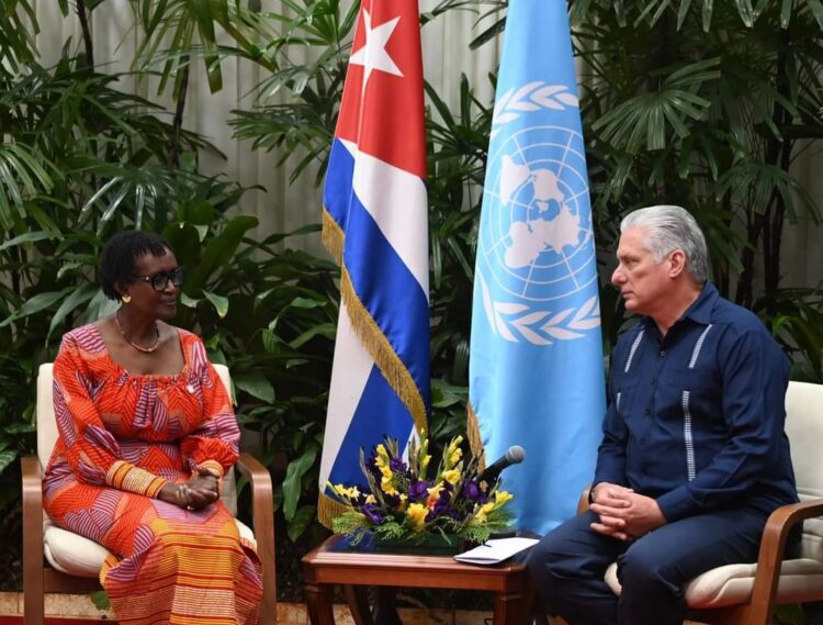 Encuentro entre Winnie Byanyima, directora ejecutiva de ONUSIDA, con el presidente cubano Miguel Díaz-Canel en La Habana, el 6 de mayo de 2024. Foto: @FMC_Cuba / X.