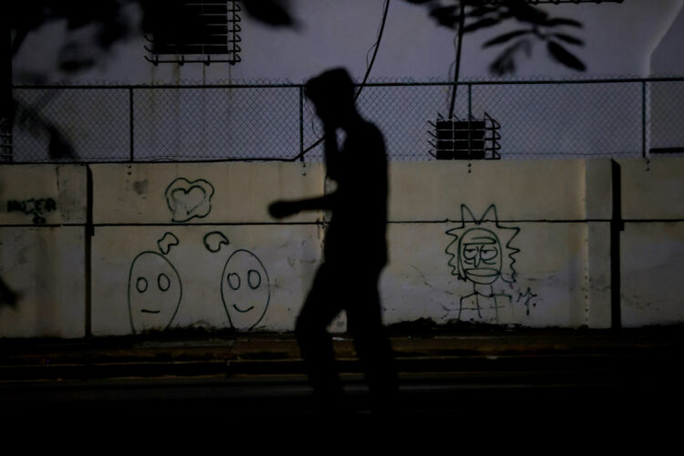 Una persona camina por una calle sin luz eléctrica, en La Habana. Foto: Ernesto Mastrascusa/EFE.