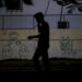 Una persona camina por una calle sin luz eléctrica, en La Habana. Foto: Ernesto Mastrascusa/EFE.