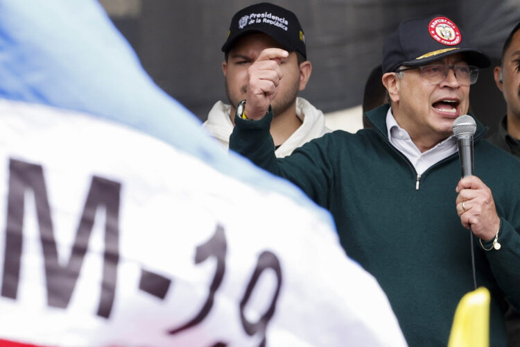 El presidente de Colombia, Gustavo Petro, pronuncia un discurso al final de una marcha con motivo Día Internacional de los Trabajadores, en la plaza de Bolívar en Bogotá. Foto: Mauricio Dueñas Castañeda / EFE.