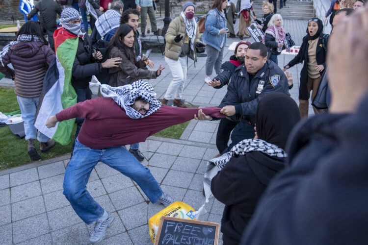 Un estudiante se resiste a un miembro de la policía en una protesta universitaria propalestina en la Ciudad Universitaria de Nueva York. Foto: Ángel Colmenares / EFE.