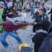 Un estudiante se resiste a un miembro de la policía en una protesta universitaria propalestina en la Ciudad Universitaria de Nueva York. Foto: Ángel Colmenares / EFE.