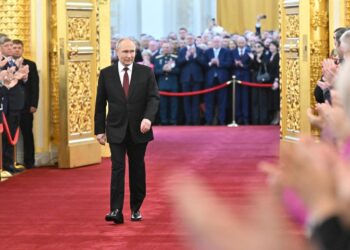 El presidente de Rusia, Vladímir Putin, llega a la ceremonia de investidura de su quinto mandato en el Kremlin, Moscú, el 7 de mayo de 2024. Foto: Grigory Sysoev / SPUTNIK / KREMLIN POOL / EFE.