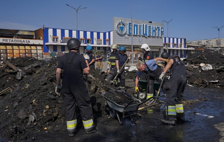 El 25 de mayo de 2024, las tropas rusas bombardearon con dos bombas deslizantes el hipermercado de la construcción, donde murieron 12 personas y 43 resultaron heridas. Foto: EFE/EPA/SERGEY KOZLOV.