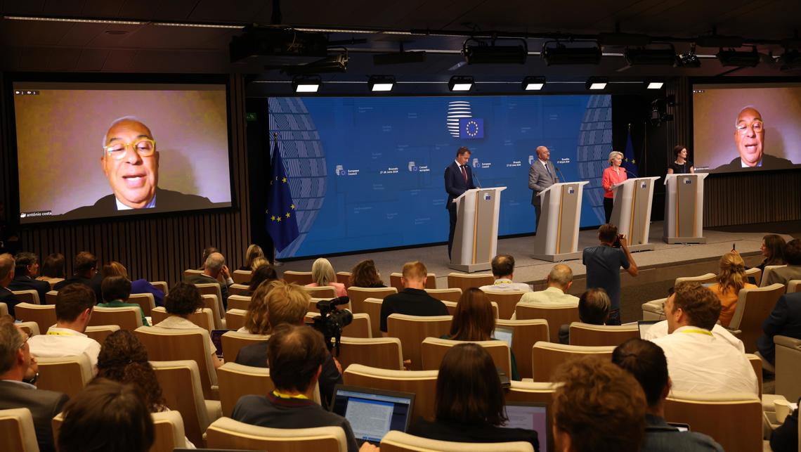 El portugués Antonio Costa, nombrado presidente del Consejo Europeo, habla en la pantalla durante una cumbre de mandatarios de la UE en Bruselas, Bélgica. Foto: Olivier Hoslet / POOL / EFE. 